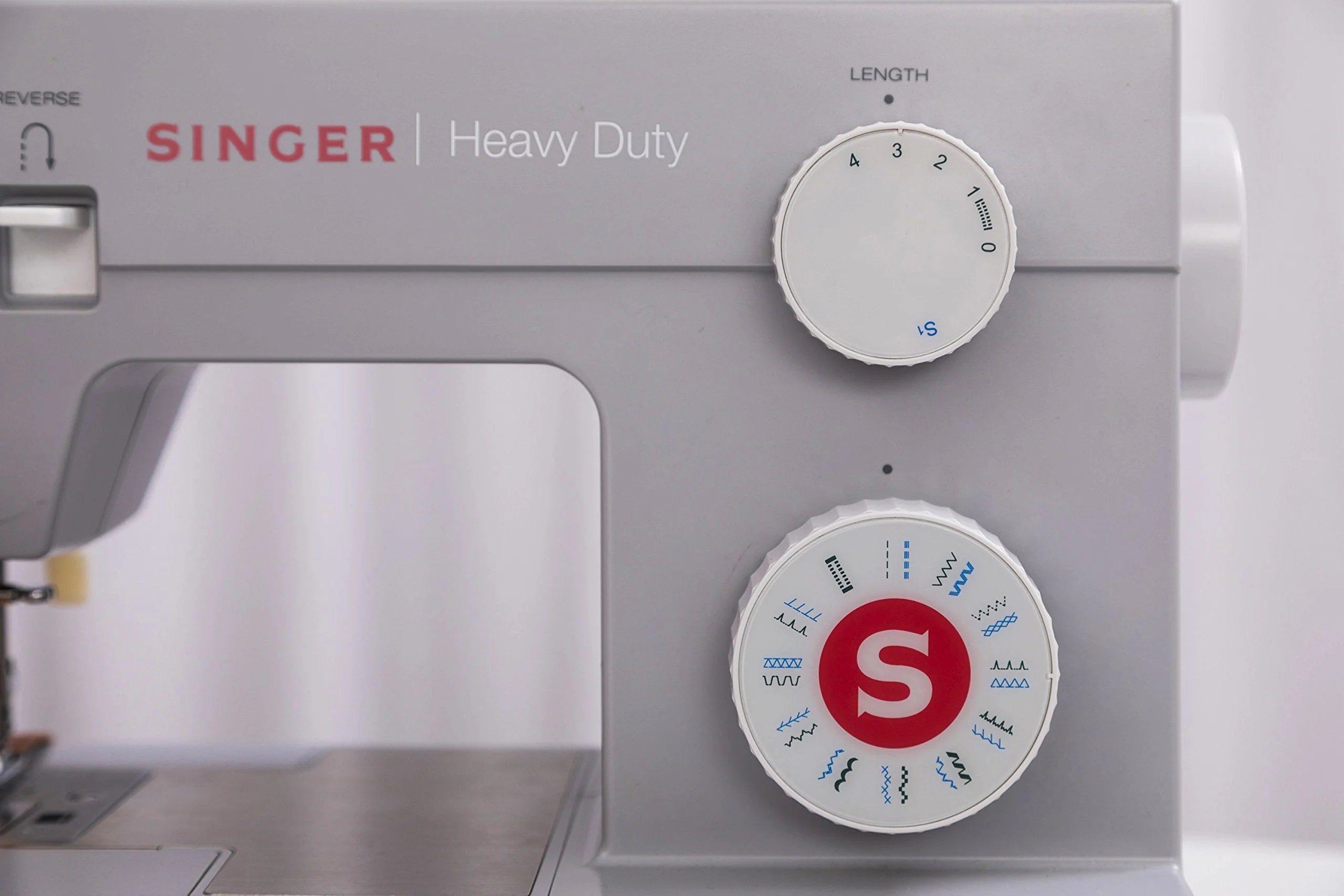 Heavy-Duty SINGER 4423 Sewing Machine